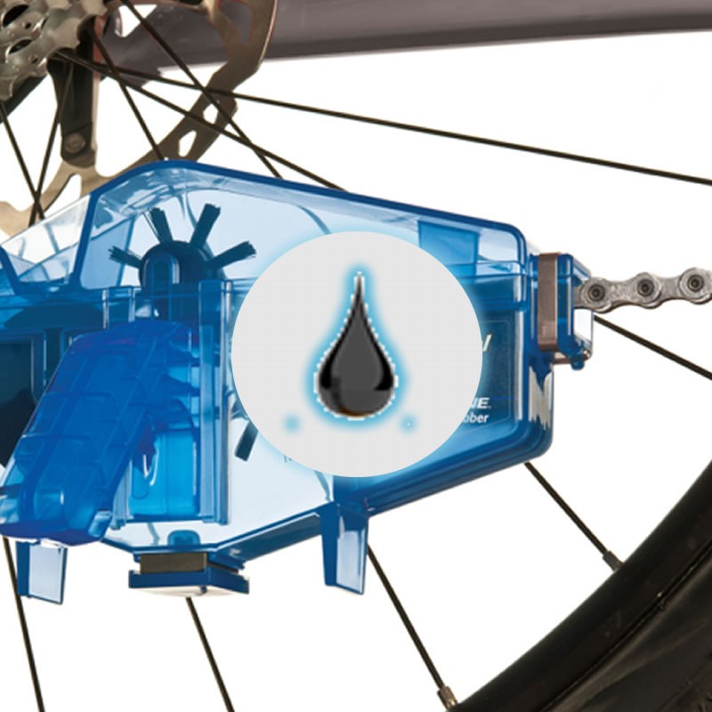 Dégraissage et lubrification de la chaîne d'un vélo